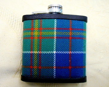 Five Hunter Clan tartan hip flasks and Thirty keyrings