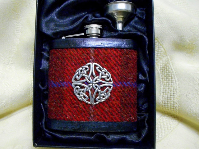 Harris-tweed-hip-flask-with-celtic-knot-scottish-groomsmen-gift