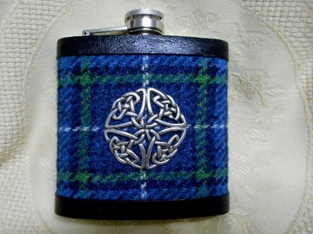 Harris-tweed-hip-flask-blue-isle-of-harris-tartan-tweed-with-a-twist