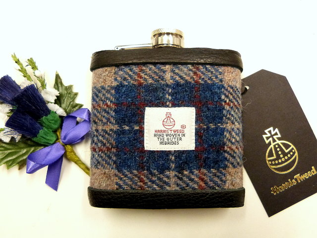 Harris-tweed-hip-flask-beige-blue-red-tweed-with-a-twist